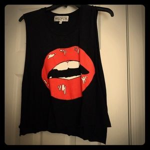 Cropped black sleeveless mouth shirt